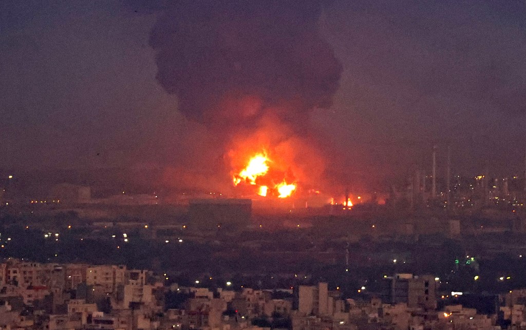  Eksplozija u Teheranu, rafinerija nafte zbrizana sa lica zemlje! Nakon što je izgoreo Iranski vojni brod sada ovo