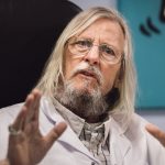 ČUVENOM MIKROBIOLOGU UPALA POLICIJA! Didier Raoult na meti istražnih organa! Dikretan obračun sa njim ili samo pritisak?