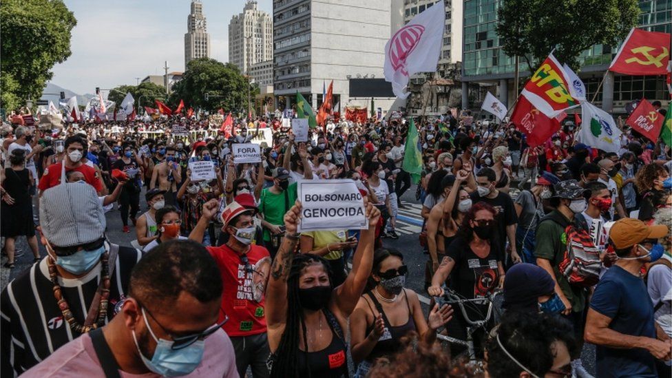  Brazilci protestuju protiv Balsonara! Žele da se poštuju mere protiv koronavirusa kršeći te iste mere. Klasična ludnica