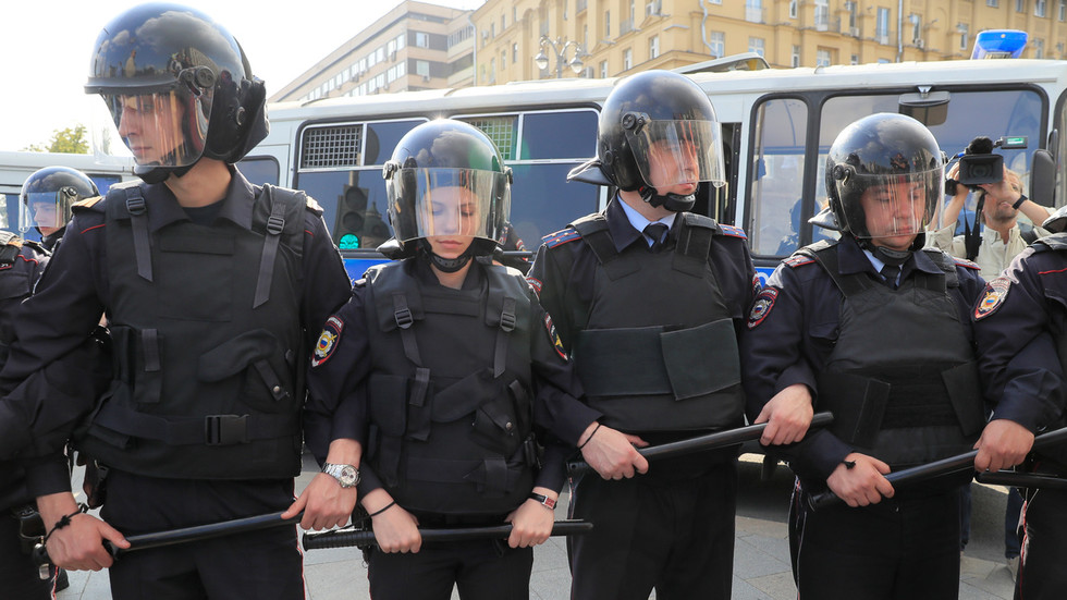  POLICIJA U MOSKVI POHAPSILA KOMUNISTIČKU OPOZICIJU KOJA JE PROTESTOVALA PROTIV OBAVEZNE VAKCINACIJE