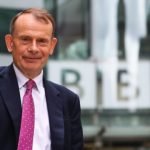 PA KAKO? POZNATI BRITANSKI VODITELJ SA BBC-ja ZARAŽEN KORONOM IAKO SE UREDNO VAKCINISAO