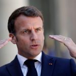 ZA ŠAMAR MAKRONU DOBIO 4 MESECA ZATVORA! U Srbiji vas hapse zbog statusa na tviteru, šta bi tek bilo da neko ošamari vođu?