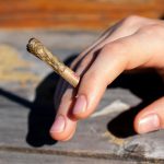 Pokušaće sve! Ko se vakciniše dobija džoint! To nije sve, i zavisnicima od alkohola sleduje podsticaj