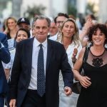 EVO KAKO U FRANCUSKOJ POLITIČARI BRZO STAVLJAJU MASKE KADA SHVATE DA SU KAMERE UKLJUČENE