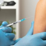 Pa čekajte? Ko je ovde lud? Vakcinisali dete protiv korona virusa greškom! Njen otac trebao da primi.