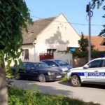 NA MESTU SVIREPOG UBISTVA U SOMBORU ZATEČENI MIGRANTI! TVRDI SIN UBIJENE ŽENE. POLICIJA JOŠ UVEK NIJE DEMANTOVALA NITI POTVRDILA NAVODE.
