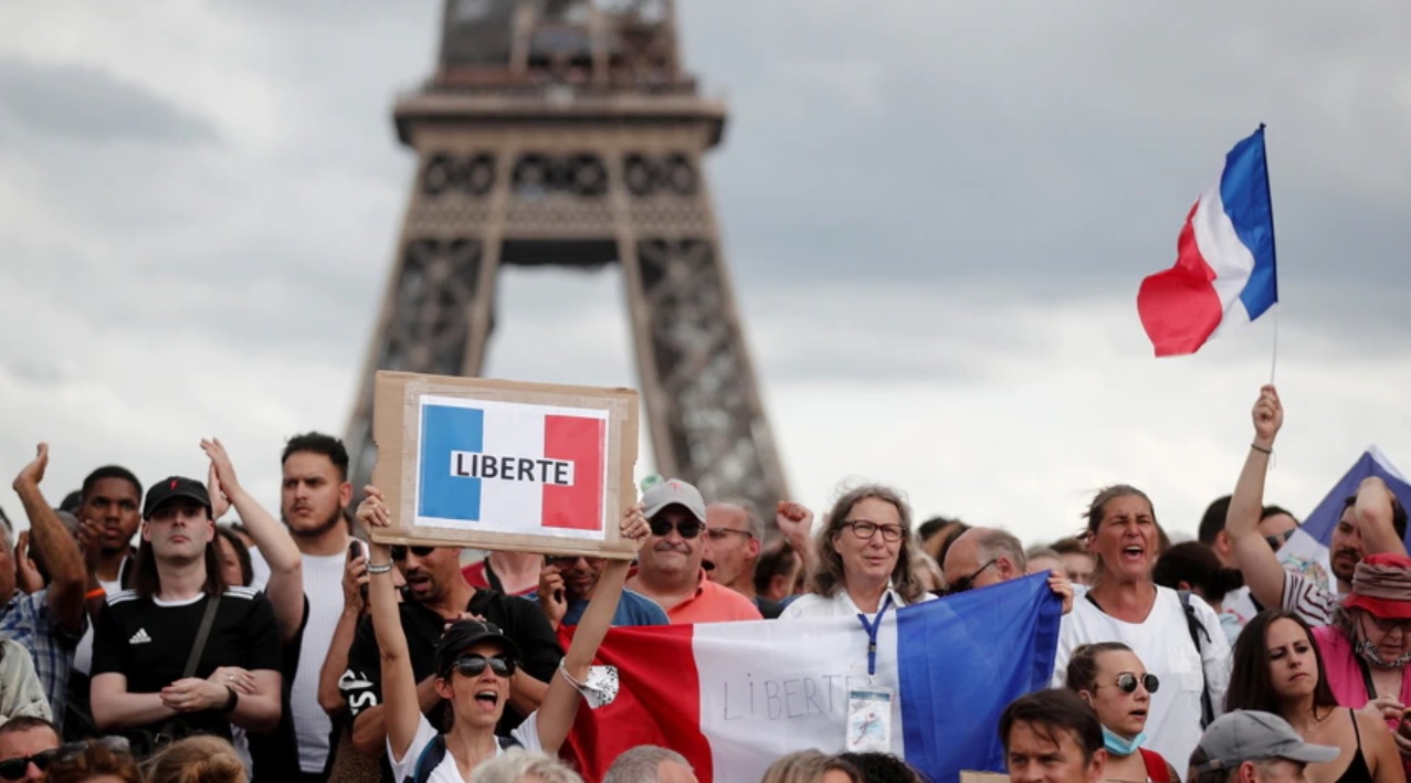  PREKO 70 LJUDI PRIVEDENO U PROTESTIMA U PARIZU (VIDEO)