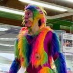 VIRALNO! BIBLIOTEKA U LONDONU ANGAŽOVALA HOMOSEKSUALNOG ANIMATORA OBUČENOG U KOSTIM BOJE DUGE I VEŠTAČKIM PENISOM! SVE SU GLEDALA DECA! (VIDEO)