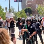 ANTIFA NAPALA DEMONSTRANTE KOJI SU PROTESTOVALI ZBOG TRANSRODNE OSOBE KOJA JE POKAZIVALA SVOJ POLNI ORGAN