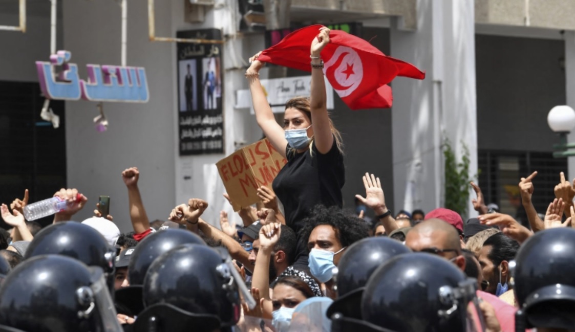  ARAPSKO LETO PODSTAKNUTO COVID-om?! IZVEDEN PUČ U TUNISU!