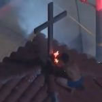 UŽAS! TREND PALJENJA CRKAVA U AMERICI SE NASTAVLJA! POLUGOLI ČOVEK PALI KRST NA VRHU CRKVE U LOS ANĐELESU (VIDEO)