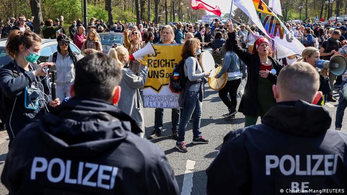  PROTESTI U ATINI I BERLINU UZ SUZAVAC, VODENE TOPOVE I NOVO NASILJE PRIPADNIKA POLICIJSKIH SNAGA! (VIDEO)