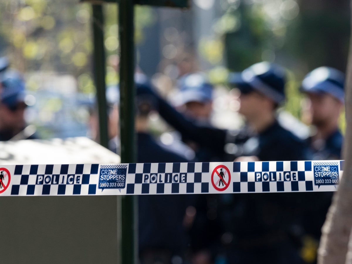  AUSTRALIJSKA POLICIJA SUZAVCEM NAPALA DECU KOJA NE NOSE MASKE (VIDEO)