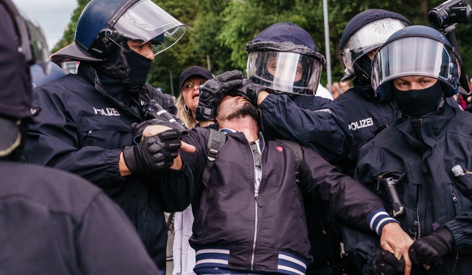  PALA JE I PRVA ŽRTVA PROTESTA U NEMAČKOJ! MUŠAKARC 49 PREMINUO NAKON ŠTO GA JE PRIVELA BERLINSKA POLICIJA!