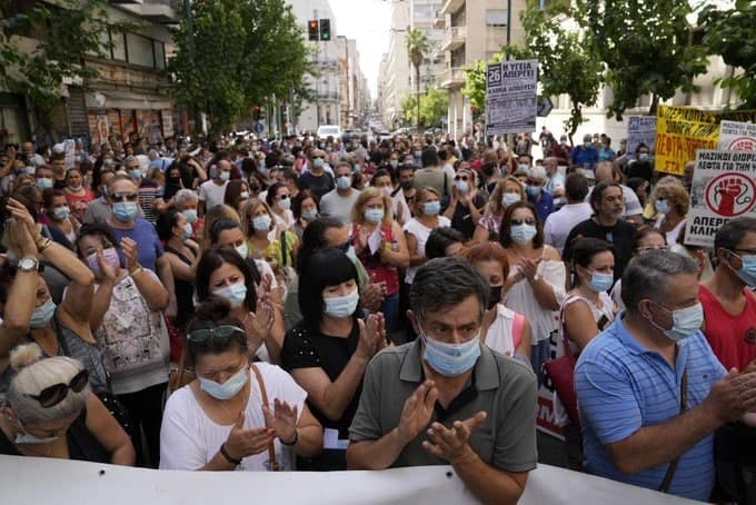  GRČKI MEDICINSKI RADNICI PREKINULI RAD NA 5 SATI U ZNAK PROTESTA PROTIV OBAVEZNE VAKCINACIJE ZA ZDRAVSTVENI SEKTOR (VIDEO)