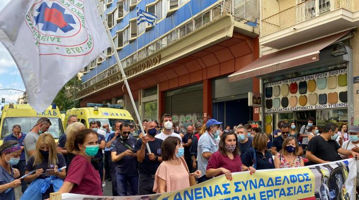  VIŠE OD 5000 MEDICINSKIH RADNIKA U GRČKOJ VEĆ OSTALO BEZ POSLA JER SE NISU VAKCINISALI. NOVI PROTESTI U ATINI UZ SIRENE AMBULANTE (VIDEO)