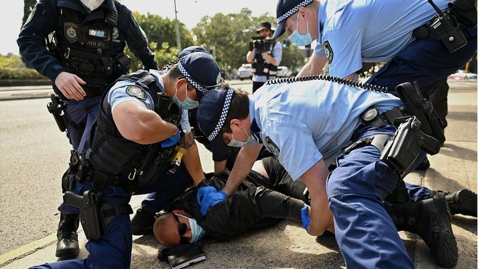  DO SADA NISTE VIDELI OVAKVO NASILJE! POLICIJA U AUSTRALIJI GOLIM RUKAMA DAVI DEVOJKU, PRILAZI MIRNOM ČOVEKU SA LEĐA I BACA GA NA ZEMLJU, ON LEŽI, NE MRDA (VIDEO)