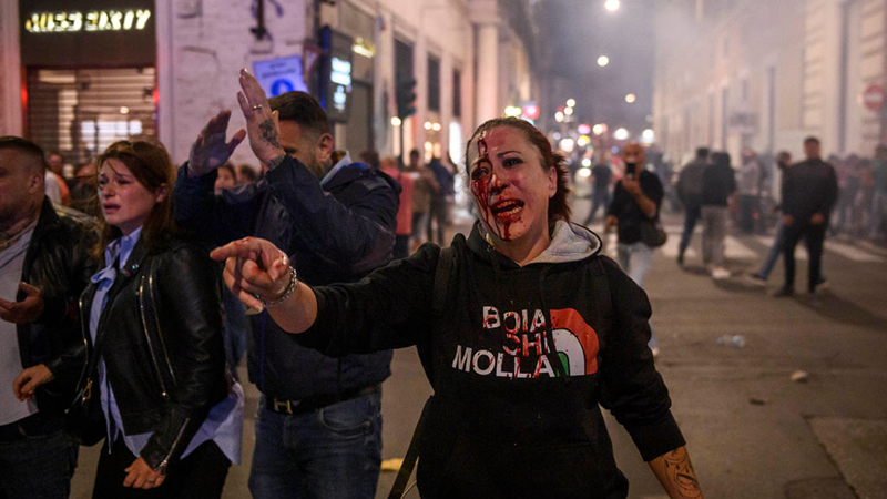  RIM: ITALIJANI UZVRAĆAJU UDARAC NASILNOJ POLICIJI DOK PROTESTUJU PROTIV COVID MERA I VAKCINA (VIDEO)