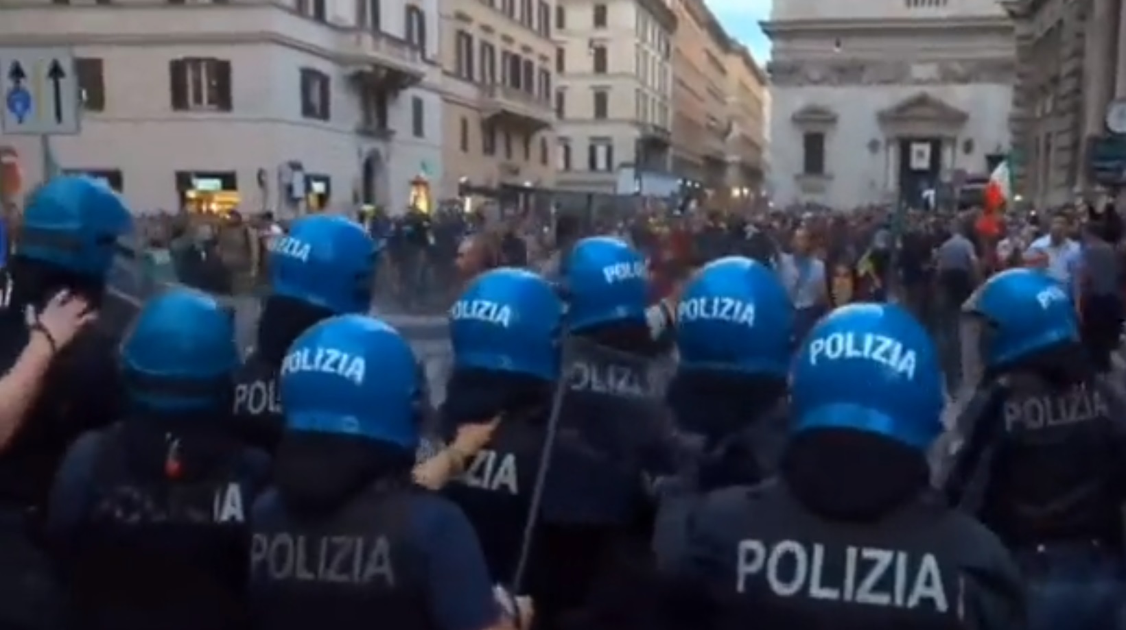  HAOTIČNO U RIMU! MASOVNE DEMONSTRACIJE U ITALIJI ZBOG KOVID PROPUSNICA! POLICIJA SE POVLAČI PRED NARODOM (VIDEO)