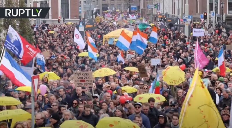  HOLANDIJA, HAG: OKO 50.000 LJUDI JUČE JE PROTESTNOM ŠETNJOM PORUČILO VLASTIMA DA NEĆE BITI ODSTUPANJA OD OSNOVNIH LJUDSKIH PRAVA (VIDEO)