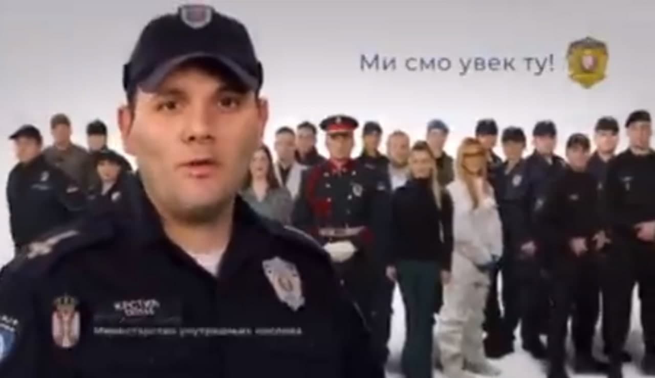  VUČIĆEV BOT POLICAJAC KOJI JE BACIO DEVOJKU PREKO OGRADE U TOKU PROTESTA BIO U SPOTU MUP-a (VIDEO)