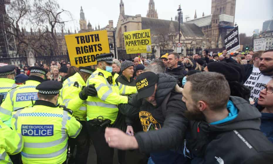 NA ANTI-LOKDAUN PROTESTIMA U LONDONU PROTEKLE VEČERI POVREĐENO VIŠE POLICAJACA
