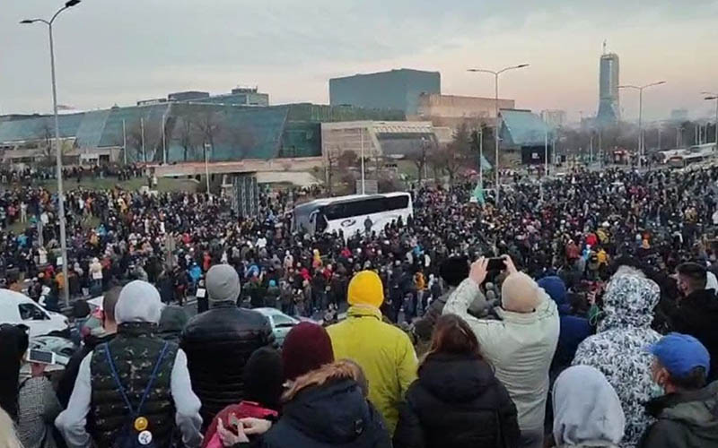  ZA MANJE OD JEDNOG SATA SRBIJA PONOVO STAJE! BLOKADE PUTEVA ŠIROM ZEMLJE ZBOG RIO TINTA A OVO SU LOKACIJE KOJE ĆE BITI NEPROHODNE