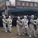 BOLESNO! KINESKI NAČIN! POLICIJA PARADIRA SA OSOBAMA KOJE SU PREKRŠILE KOVID PRAVILA (VIDEO)