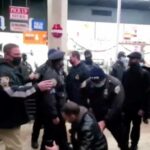 DEMONSTRANTI U NJUJORKU UHAPŠENI SU U BRUKLIN BURGER KINGU ZBOG ODBIJANJA DA POKAŽU KOVID PROPUSNICE