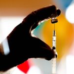 HOLANDIJA NAJAVLJUJE PLAN DA SE LJUDIMA DA DO ŠEST DOZA VAKCINE PROTIV COVID-a