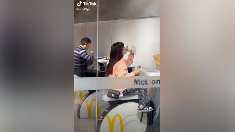  OD SAD MUŠTERIJE JEDNOG KINESKOG McDONALD’S-a MOGU DA ŽVAĆU BURGERE I VOZE BAJS (VIDEO)