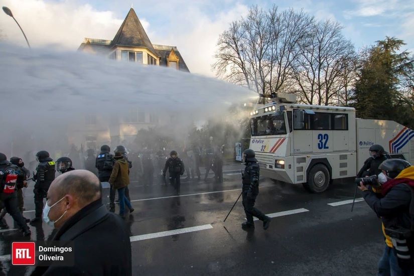  PROTESTI PROTIV COVID TIRANIJE U LUKSEMBURGU! POLICIJA KORISTILA SUZAVAC I VODENE TOPOVE! ČUDNA BROJKA ZARAŽENIH 666