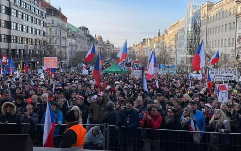  NIKO OVO NE PRENOSI! VELIKI PROTEST U PRAGU PROTIV KOVID TIRANIJE! (FOTO) (VIDEO)