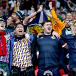 ŠKOTSKI FUDBALSKI NAVIJAČI SKANDIRALI SU PROTIV BUSTERA ISPRED PREMIJERKE