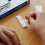 SINGAPURSKO LUDILO: NEVAKCINISANIM OSOBAMA TREBA ZABRANITI POVRATAK NA RADNA MESTA ČAK I SA NEGATIVNIM REZULTATOM TESTA