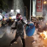 FITILJ JE SVE KRAĆI! NEMAČKI BEZBEDNJACI ZA 2022. NAJAVLJUJU POBUNE PROTIVNIKA VAKCINACIJE, DESNIČARA ALI I LEVIČARA