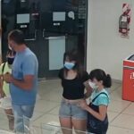 NEVEROVATAN VIDEO: ŽENA ISKORISTILA HALJINU KAO MASKU, A ONI JE U GAĆICAMA I GRUDNJAKU IZBACILI NAPOLJE