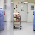 IZRAELU NEDOSTAJE MEDICINSKA OPREMA I OSOBLJE KOJE JE MAHOM VAKCINISANO A POZITIVNO