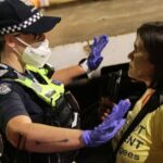 ISPRANI MOZGOVI! SUKOB ISPRED HOTELA ZBOG SRAMNIH TRANSPARENATA KOJE SU ISTAKLI AUSTRALIJANCI PROTIV NOVAKA