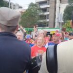 PRENOS UŽIVO NA YOUTUBE-u! I DALJE SE PEVA: VESELI SE SPRSKI RODE, ISPRED OBJEKTA U KOJEM JE ĐOKOVIĆ SMEŠTEN (VIDEO)