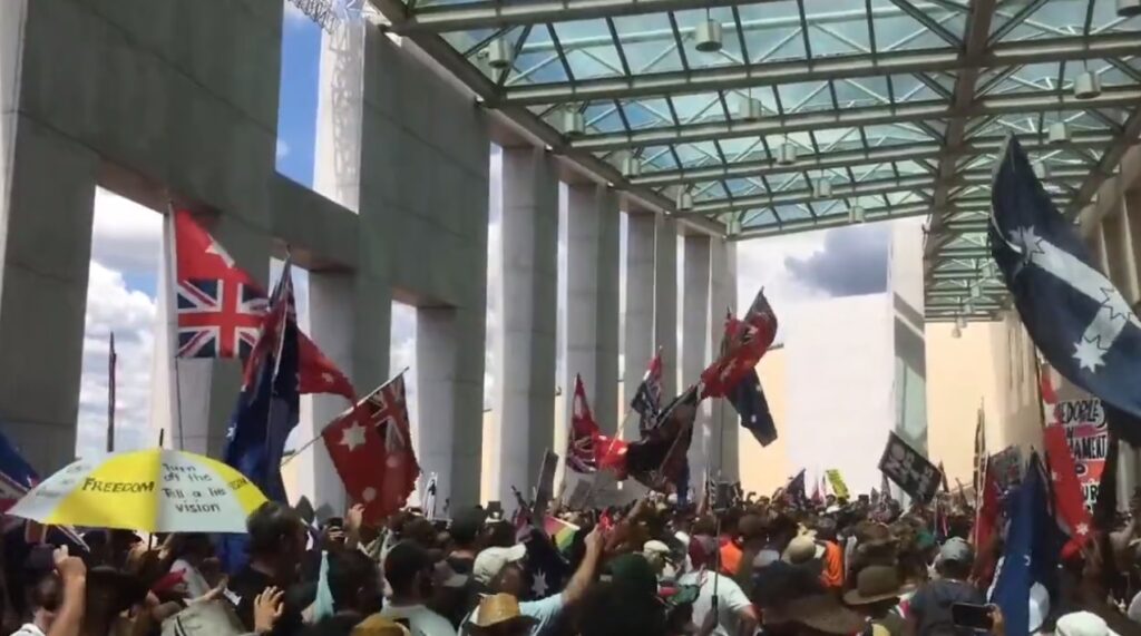 HAOS U GLAVNOM GRADU AUSTRALIJE! DEMONSTRANTI INSPIRISANI KANAĐINAMA ISPRED ZGRADE PARLAMENTA