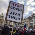 ČEŠKA: NA HILJADE LJUDI PROŠETALO SE GLAVNIM GRADOM U ZNAK PROTESTA PROTIV KOVID MERA