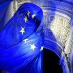 DEMONSTRANTI U PARIZU SKINULI ZASTAVU EVROPSKE UNIJE KOJU JE POSTAVIO MAKRON NA TRIJUMFALNU KAPIJU