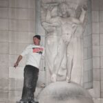 ČOVEK POKUŠAO ČEKIĆEM DA SRUŠI PEDOFILSKU STATUU ISPRED ZGRADE BBC-a