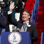 NOVI GUVERNER VIRDŽINIJE PRVOG DANA DUŽNOSTI UKINO MASKE ZA DECU I VAKCINACIJU ZA RADNIKE