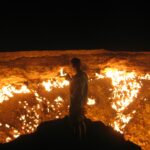 VRATA PAKLA! U TURKMENISTANU KRATER GORI VEĆ POLA VEKA! VLASTI GODINAMA POKUŠAVAJU DA UGASE OVO ČUDO (VIDEO)
