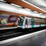 PARIZ: MIGRANT UZVIKUJUĆI ALLAHU AKBAR GURA ČOVEKA POD VOZ