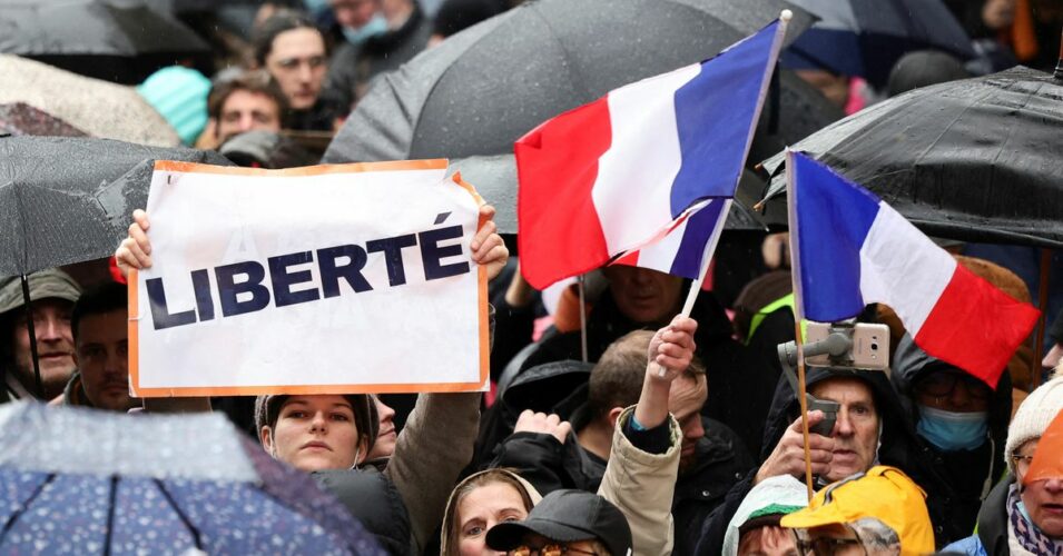  DEMONSTRANTI NA PROTESTIMA UZVRATILI MAKRONU: MI ĆEMO VAS NERVIRATI