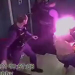 POLICIJA TEJZER PIŠTOLJEM ZAPALILA OSUMNJIČENOG KOJI SE PRE TOGA POLIO SREDSTVOM ZA DEZINFEKCIJU RUKU (UZMENIRUJUĆI VIDEO)