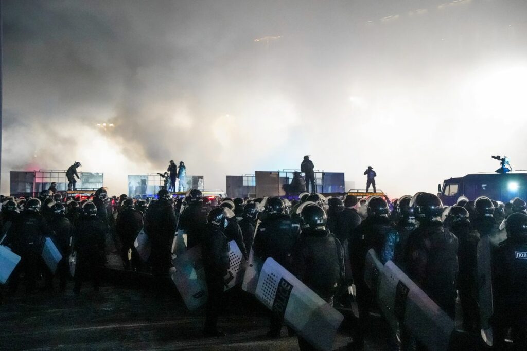 DEMONSTRANTI ZAUZELI NEKOLIKO DRŽAVNIH ZGRADA U KAZAHSTANU! RAZORUŽALI POLICIJU! ČUJU SE EKSPLOZIJE (VIDEO)